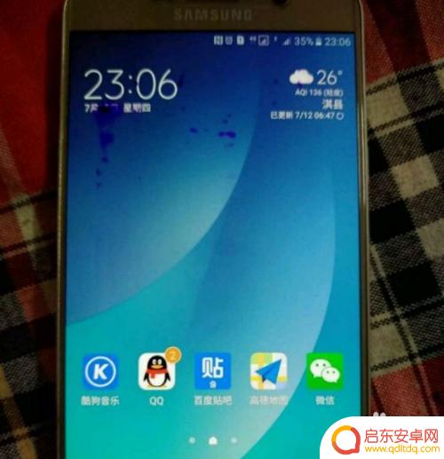 手机边上出现紫色 如何预防手机屏幕出现紫色斑点