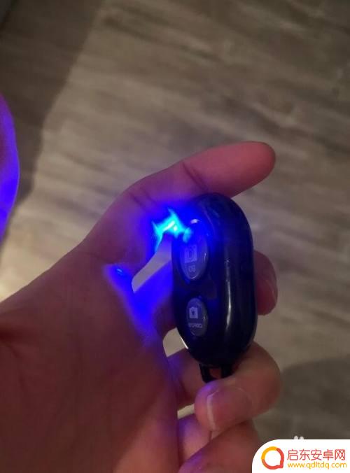 手机支架蓝牙起什么作用 手机支架蓝牙遥控器的使用步骤