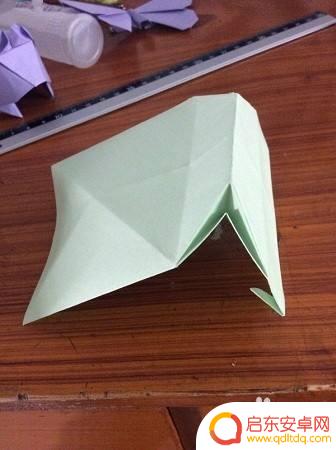 没有手机支架怎么固定手机 没有手机支架怎么在车上固定手机导航