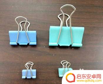 没有手机支架怎么固定手机 没有手机支架怎么在车上固定手机导航