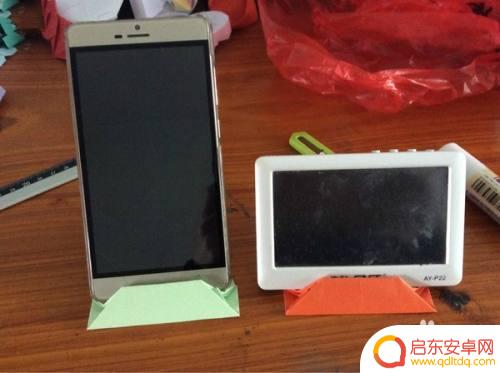 没有手机支架怎么固定手机 没有手机支架怎么在车上固定手机导航