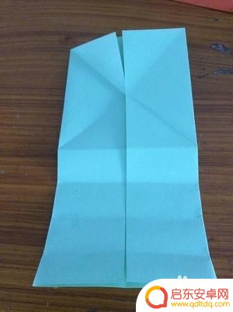 没有手机支架怎么固定手机 没有手机支架怎么在车上固定手机导航
