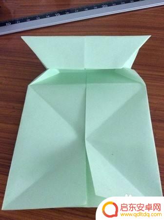 没有手机支架怎么固定手机 没有手机支架怎么在车上固定手机导航