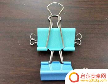 没有手机支架怎么固定手机 没有手机支架怎么在车上固定手机导航