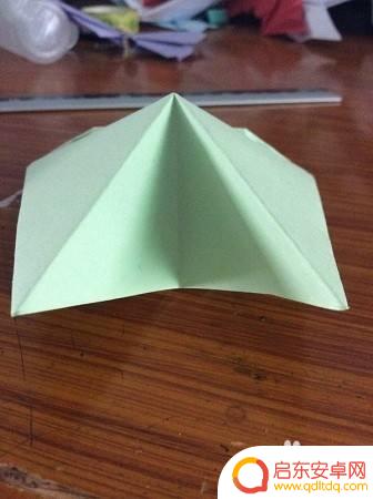 没有手机支架怎么固定手机 没有手机支架怎么在车上固定手机导航
