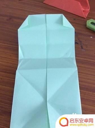 没有手机支架怎么固定手机 没有手机支架怎么在车上固定手机导航
