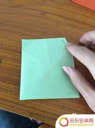 没有手机支架怎么固定手机 没有手机支架怎么在车上固定手机导航