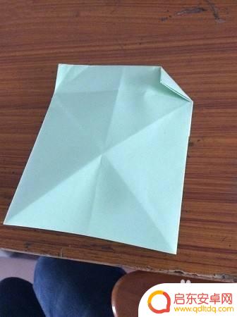 没有手机支架怎么固定手机 没有手机支架怎么在车上固定手机导航