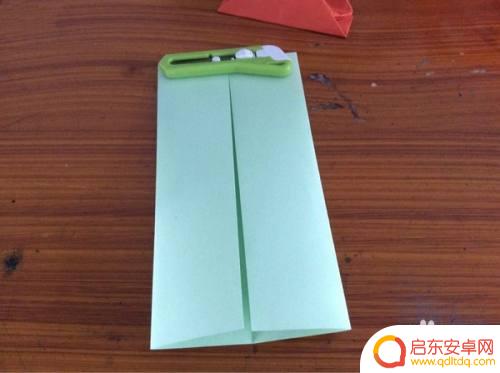 没有手机支架怎么固定手机 没有手机支架怎么在车上固定手机导航
