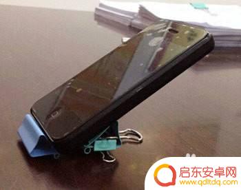 没有手机支架怎么固定手机 没有手机支架怎么在车上固定手机导航
