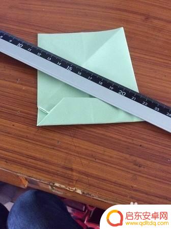 没有手机支架怎么固定手机 没有手机支架怎么在车上固定手机导航