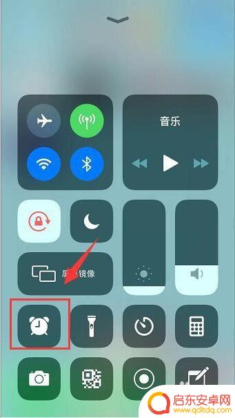 如何增加手机的功能键 iPhone怎么在底部添加快捷方式