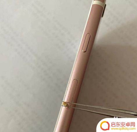 手机装卡的地方被牙签堵住了怎么办 牙签卡在手机卡槽里怎么办