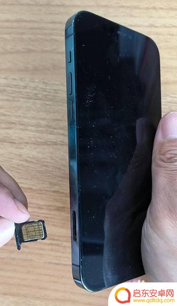 怎么取出手机的卡 如何拆卸手机内的SIM卡