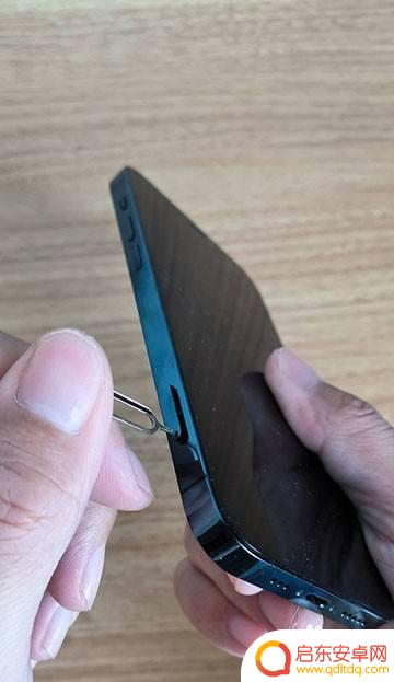 怎么取出手机的卡 如何拆卸手机内的SIM卡