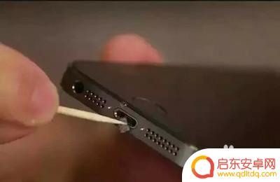 手机充电口清灰超声波 如何清理手机充电口和耳机孔积灰