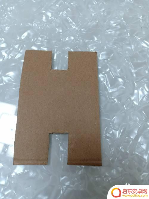 手机支架怎么开箱子 利用废纸箱做手机支架