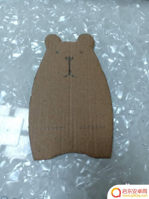 手机支架怎么开箱子 利用废纸箱做手机支架