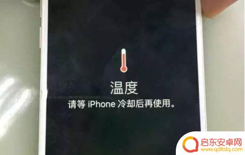 手机充完电先拔插头还是先拔手机 手机充满电后应该先拔电源还是先拔数据线