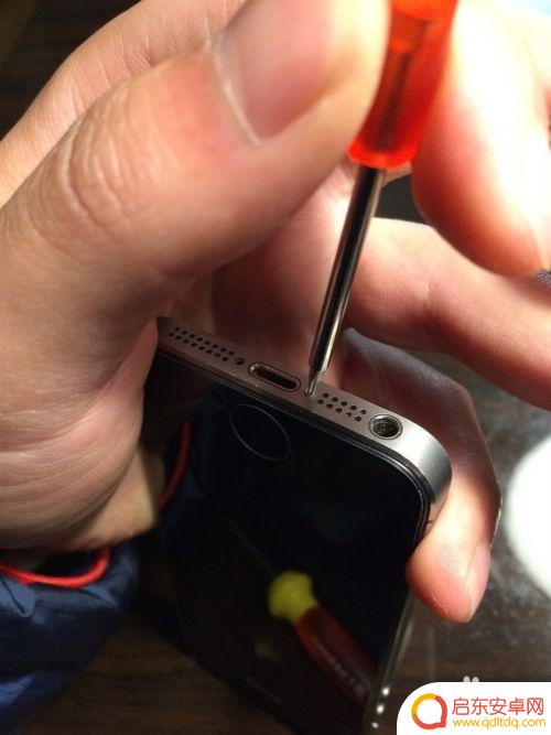 苹果手机闪光灯如何更换 手机闪光灯坏了怎么自己修理