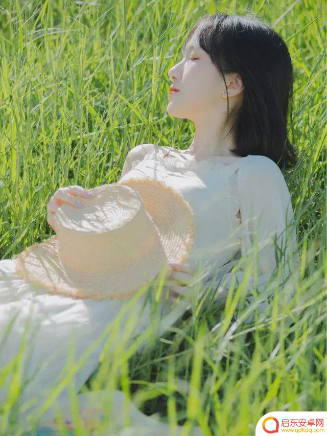 草原手机怎么拍大片好看 草地拍照姿势收藏