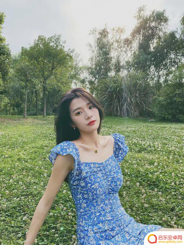 草原手机怎么拍大片好看 草地拍照姿势收藏