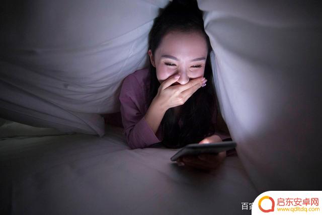 晚上开灯玩手机 深夜在床上玩手机为什么要开灯