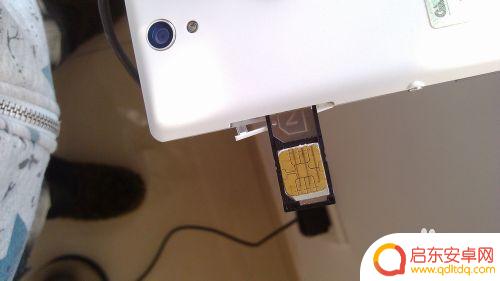 索尼手机怎么取卡图解 Sony Xperia手机如何插入SIM卡步骤