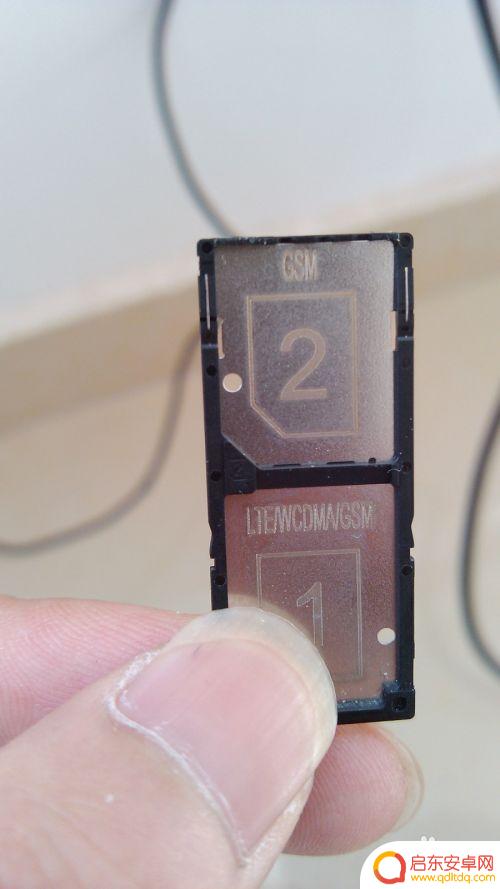 索尼手机怎么取卡图解 Sony Xperia手机如何插入SIM卡步骤