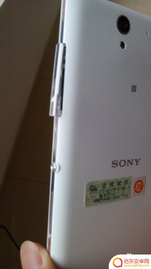索尼手机怎么取卡图解 Sony Xperia手机如何插入SIM卡步骤