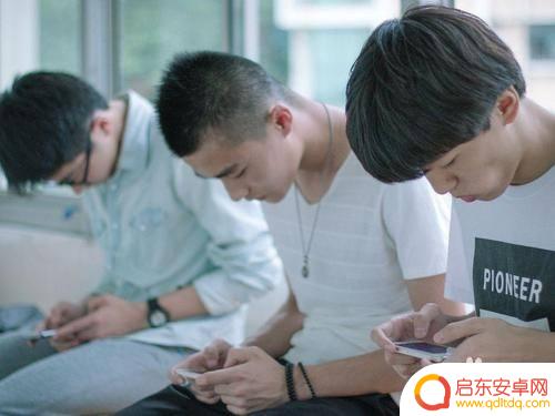 学生沉迷于手机的危害 如何预防学生沉迷手机的危害