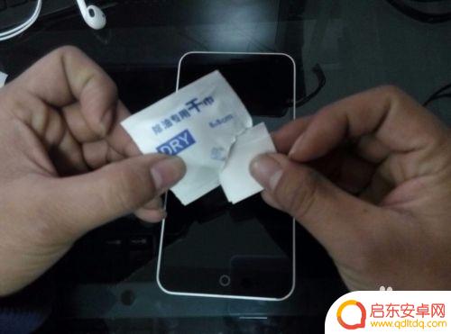 手机怎么换手机钢化膜视频 手机钢化玻璃膜更换步骤