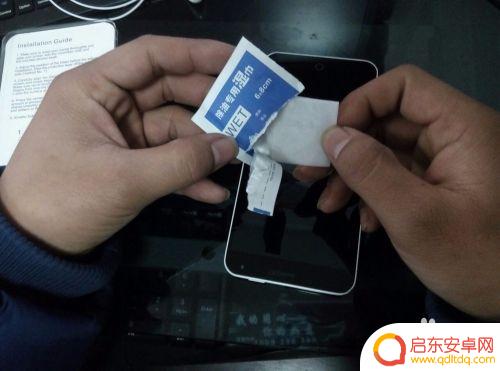 手机怎么换手机钢化膜视频 手机钢化玻璃膜更换步骤