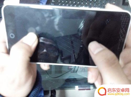 手机怎么换手机钢化膜视频 手机钢化玻璃膜更换步骤