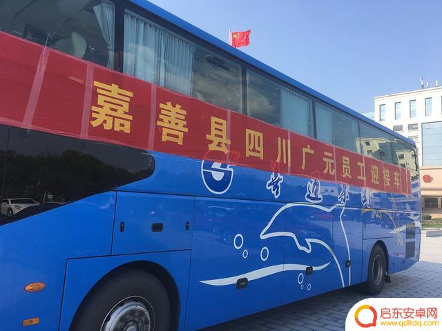 外出打工坐飞机抖音(外出打工坐飞机抖音文案搞笑)