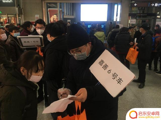 外出打工坐飞机抖音(外出打工坐飞机抖音文案搞笑)