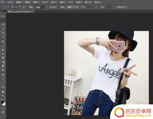 给图片去掉衣服上的字 如何在Photoshop中删除人物图片上的文字
