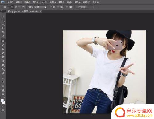 给图片去掉衣服上的字 如何在Photoshop中删除人物图片上的文字