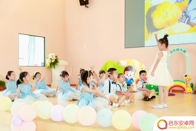 抖音幼儿走红毯文案(幼儿园走红毯的文案)