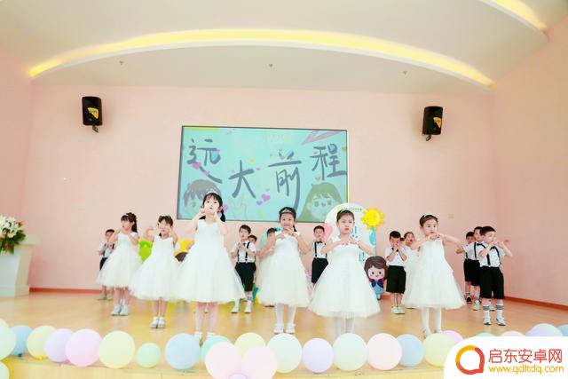 抖音幼儿走红毯文案(幼儿园走红毯的文案)
