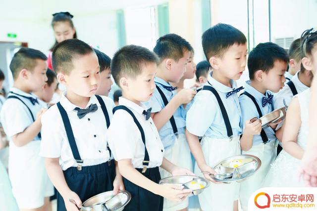 抖音幼儿走红毯文案(幼儿园走红毯的文案)