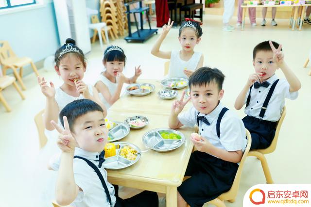 抖音幼儿走红毯文案(幼儿园走红毯的文案)