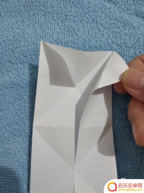 用纸折手机支架怎么折 用纸折手机支架图解