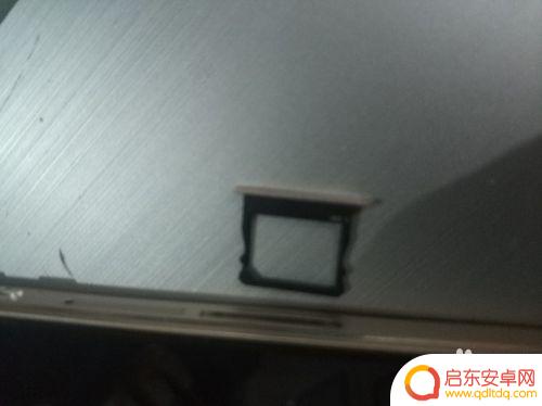 该如何打开手机上的卡包 如何正确打开手机卡槽