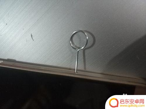 该如何打开手机上的卡包 如何正确打开手机卡槽