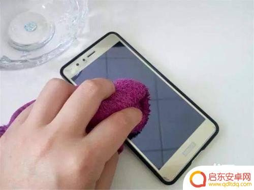 手机如何去除厕所臭味视频 手机掉入厕所怎么处理臭味