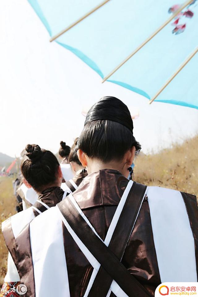 苗族男孩文案抖音(苗族女孩文案)