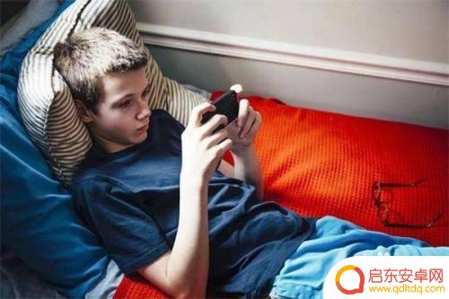 男孩玩手机怎么纠正 如何处理叛逆期男孩偷偷玩手机的问题