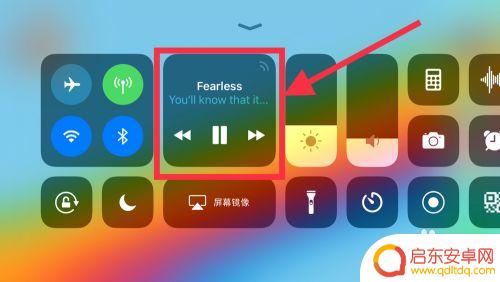 苹果手机如何听歌吃鸡视频 iPhone手机如何实现一边玩游戏一边听歌