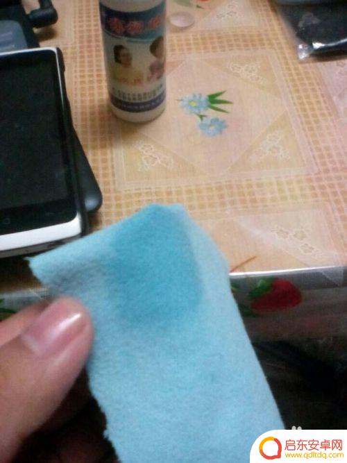 如何防止手机上划 如何清除手机屏幕上的划痕